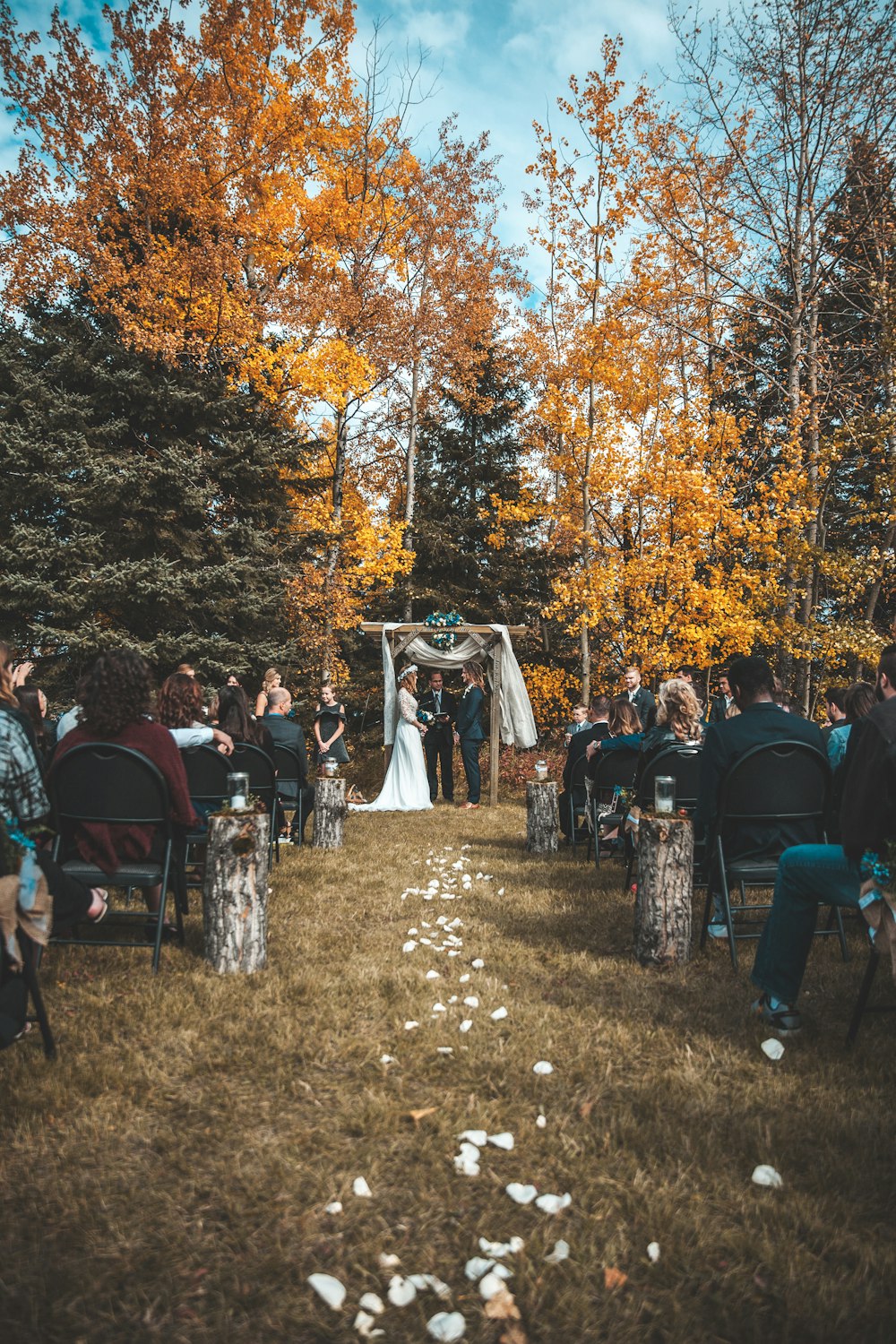 Ceremonia de boda junto a los árboles de otoño durante el día