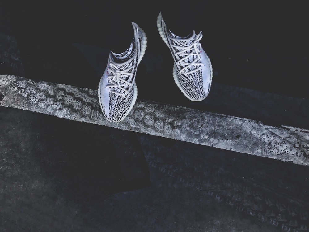 Foto par de adidas Yeezy Boost 350 grises y negras – Imagen Sandton gratis  en Unsplash