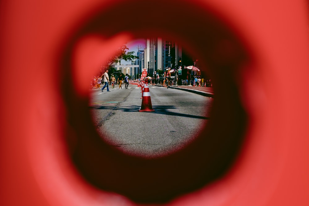 Menschen, die tagsüber in der Nähe von Verkehrskegeln auf der Straße gehen