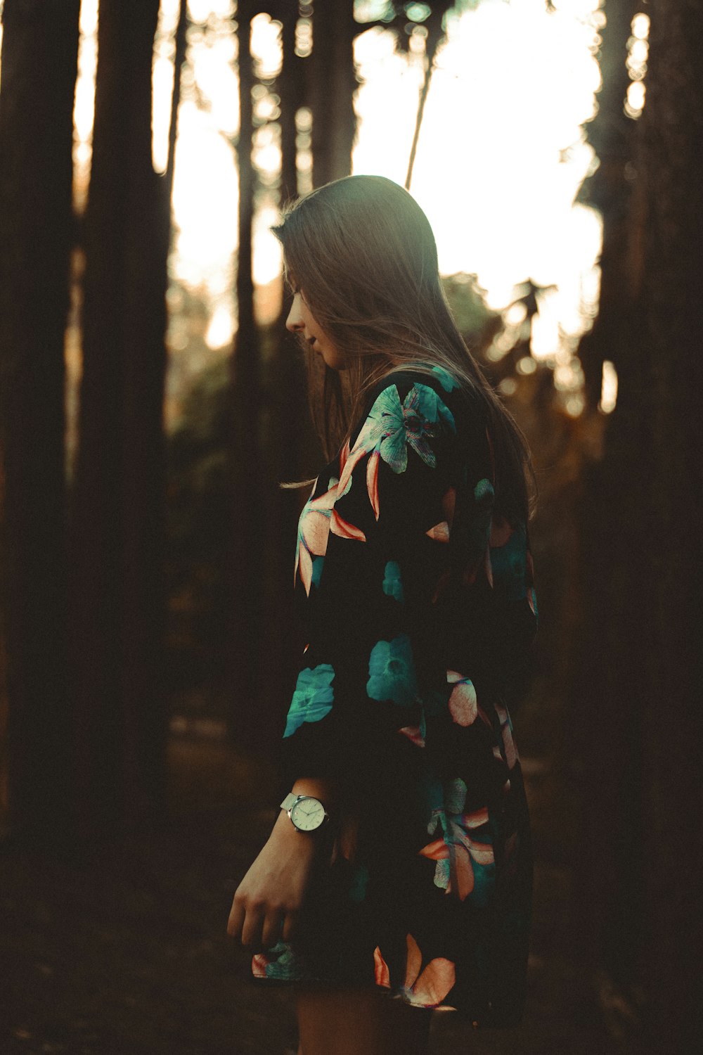 Mujer de pie debajo de la foto del árbol