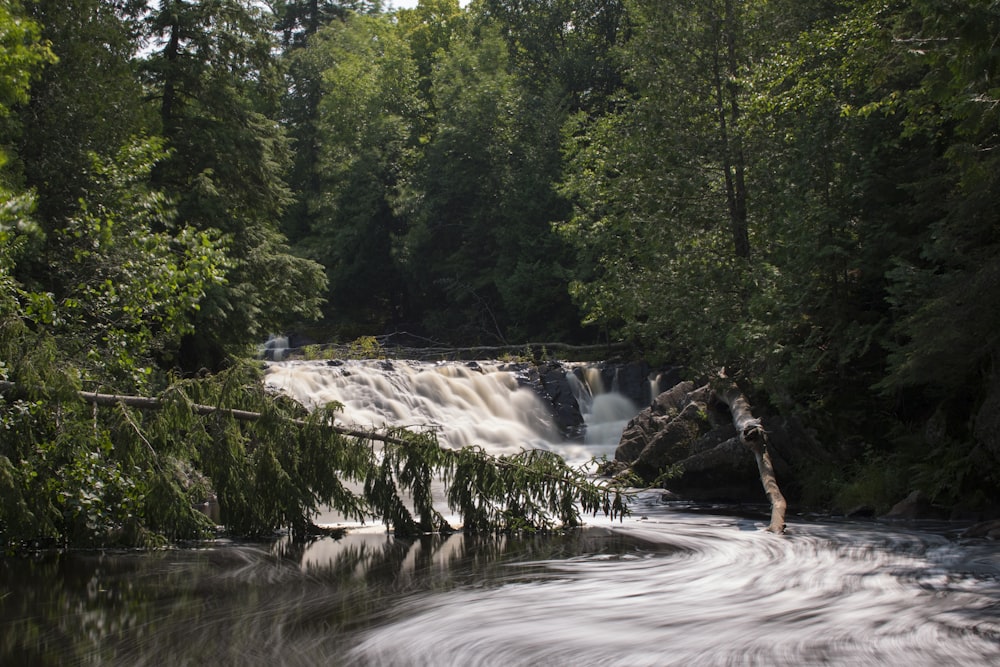 Zeitrafferfotografie von Wasserfällen