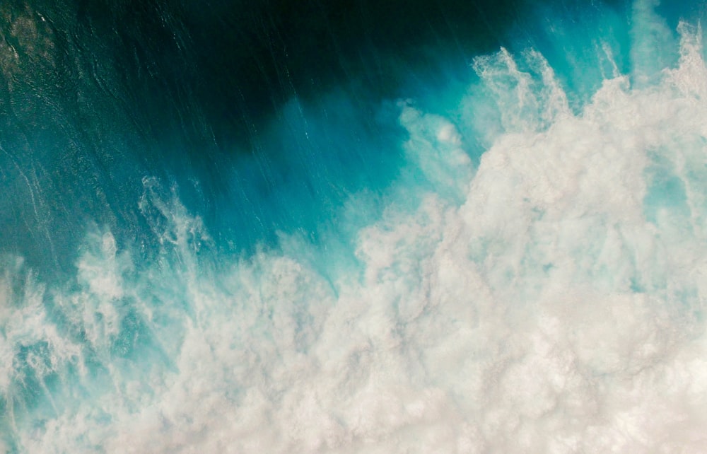 onda blu e bianca dell'oceano