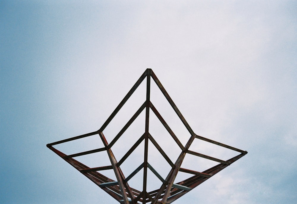 Foto de ángulo bajo de marco de metal marrón