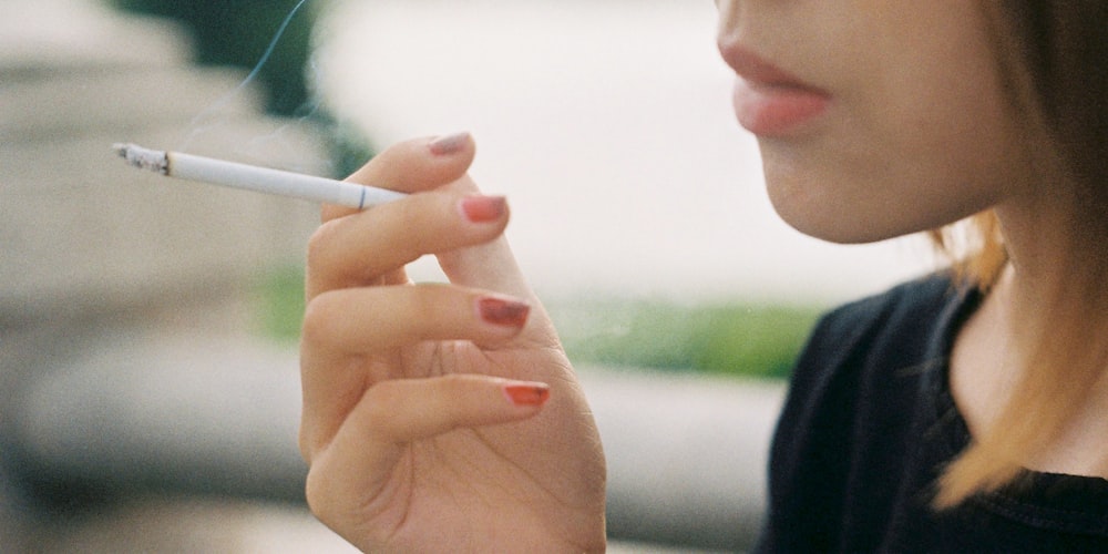 mujer fumando cigarrillo