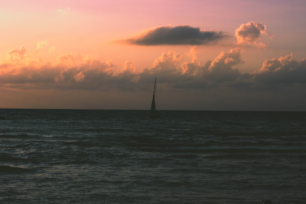 Oceano sob o céu alaranjado