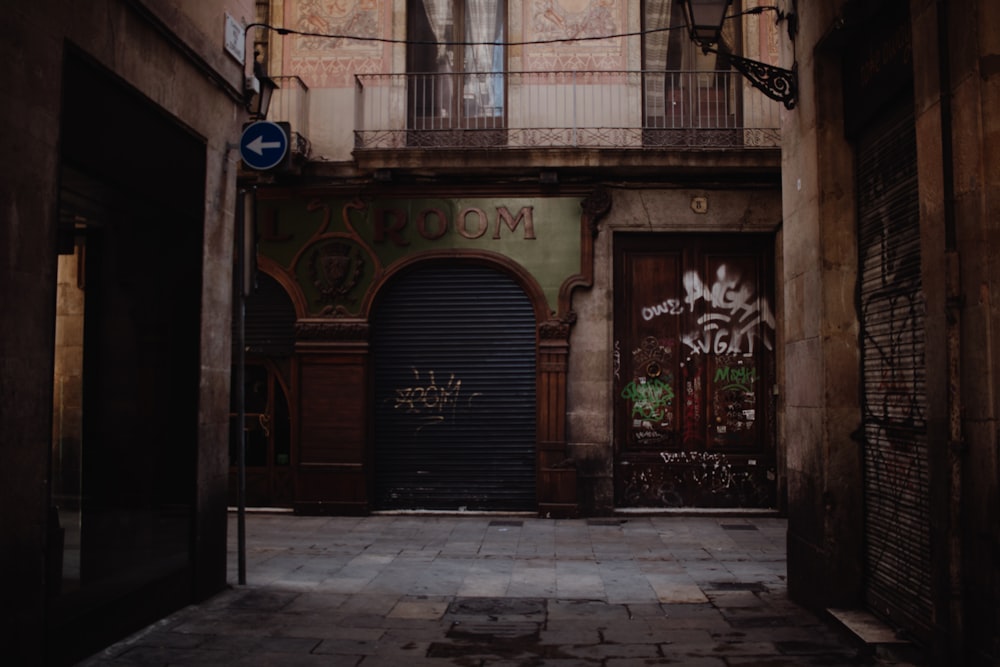 Edificios marrones con señalización de habitaciones