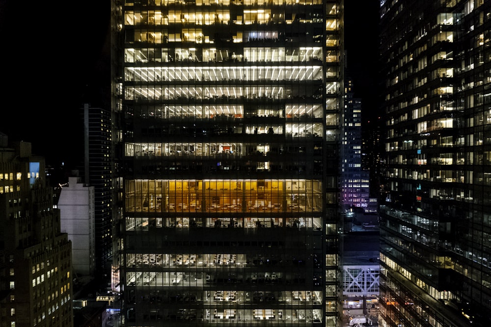 Photographie aérienne des bâtiments de la ville pendant la nuit