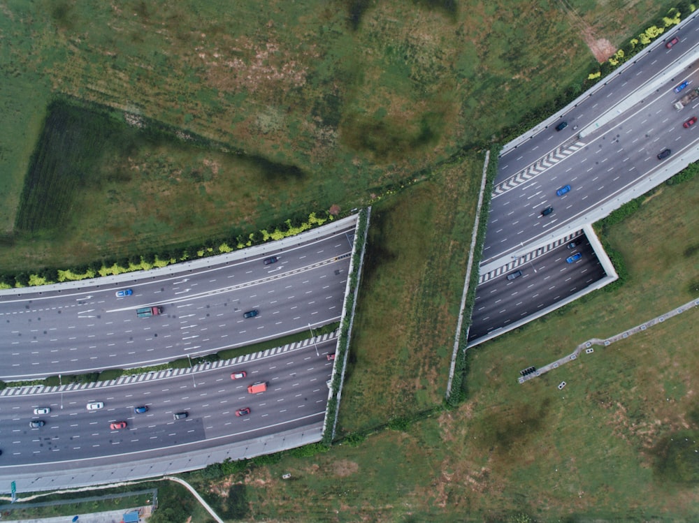 Vista aérea de los coches en la carretera durante el día