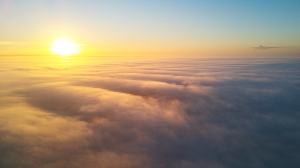 La luz del sol sobre las nubes