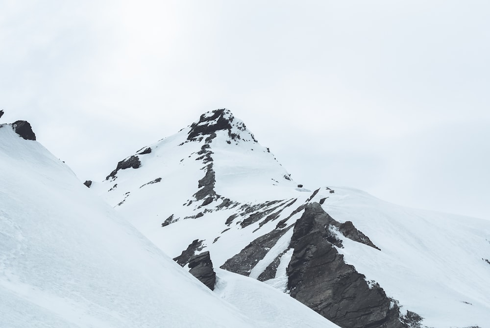 Cima della montagna coperta di neve