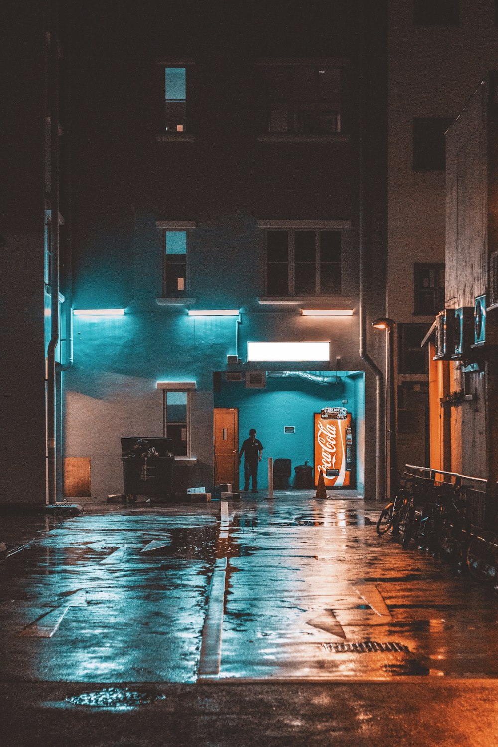 夜間、建物の前に立つ男性