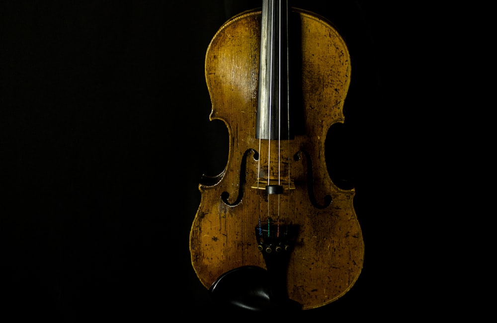 黒い背景に茶色のバイオリン