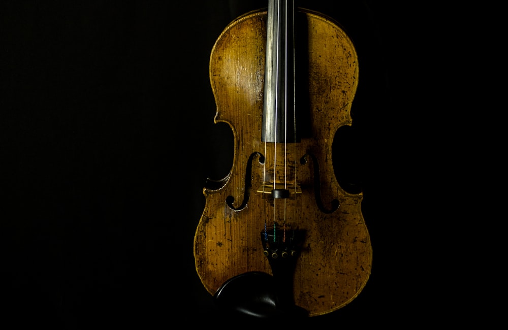 Violín marrón con fondo negro