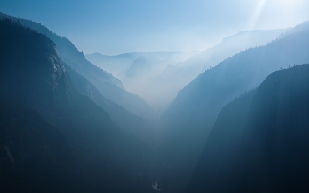 Photo aérienne de montagnes couvertes de brume