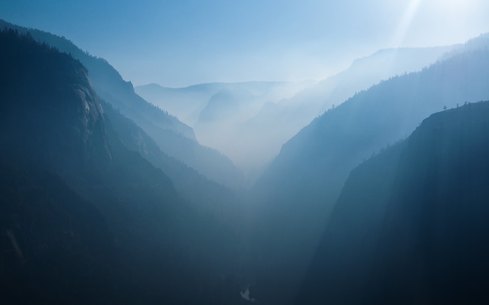 안개로 뒤덮인 산의 항공 사진