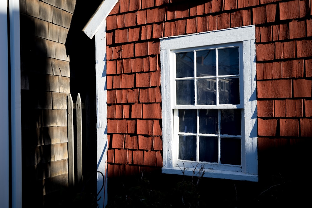 白い窓ガラスとレンガの壁の家