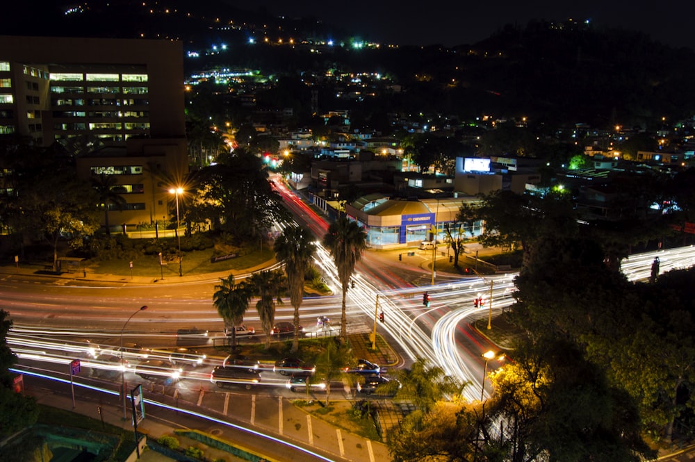 Fotografía de lapso de tiempo de la calle de la ciudad