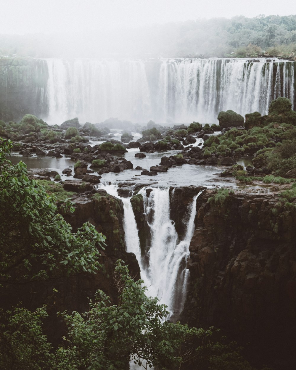 Vista aérea de cascadas durante el día