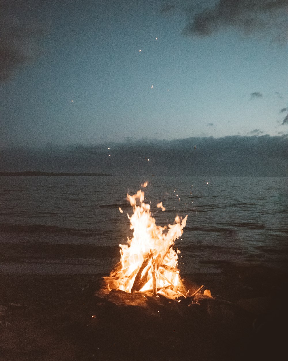 夜間の海岸近くの焚き火