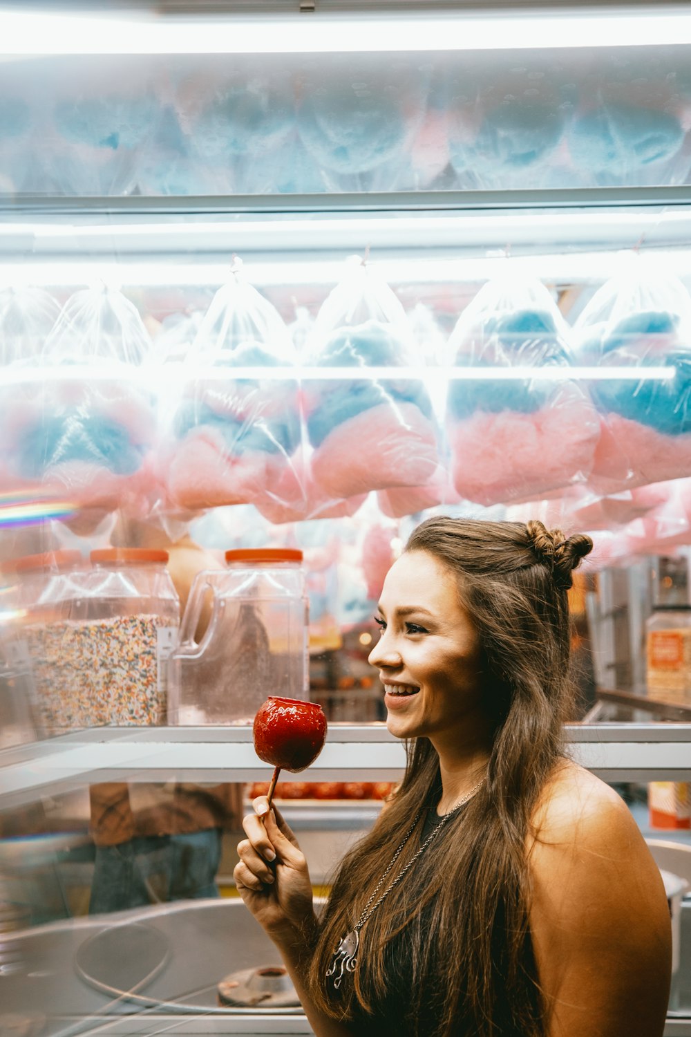 Frau hält roten Apfel und lächelt