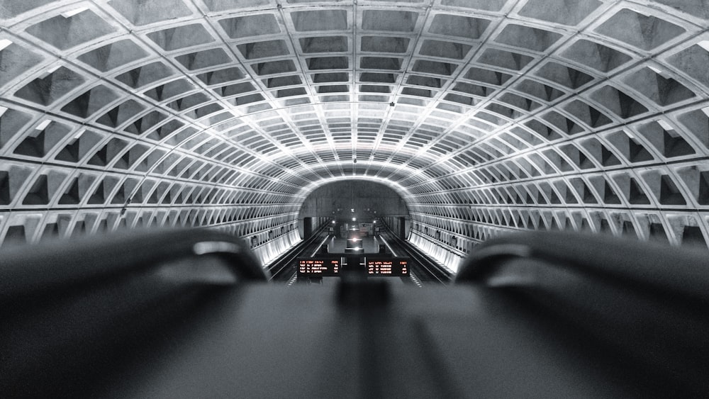 Fotografía de enfoque selectivo del interior de un edificio blanco