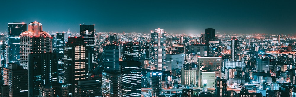 Fotografía aérea de edificios de la ciudad durante la noche