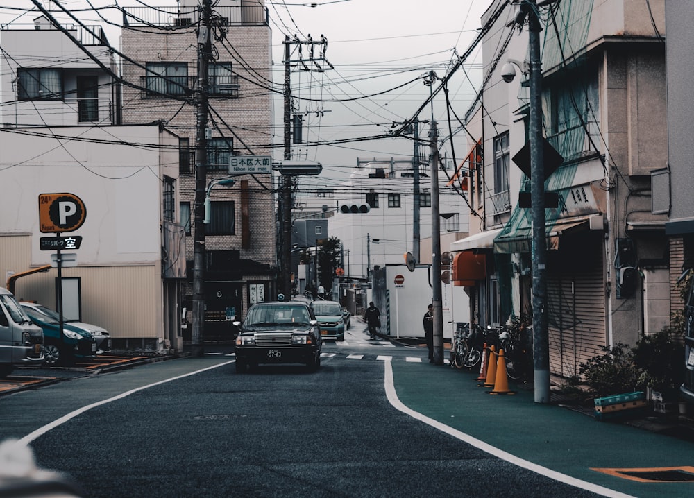 アスファルト道路の黒い車両