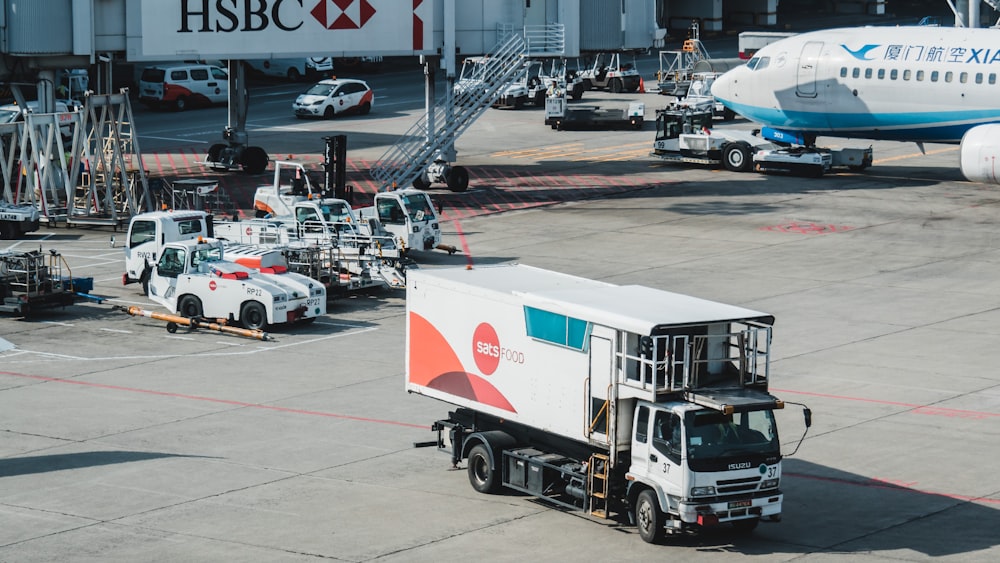 camion bianco e nero che guida su superficie grigia