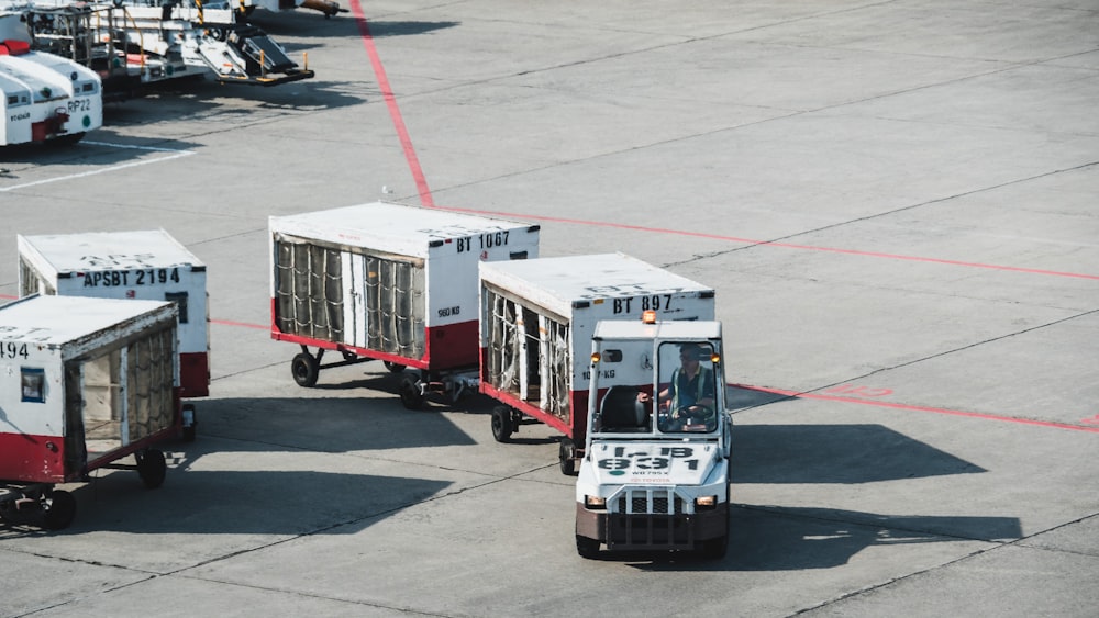 Deux camions blancs et rouges