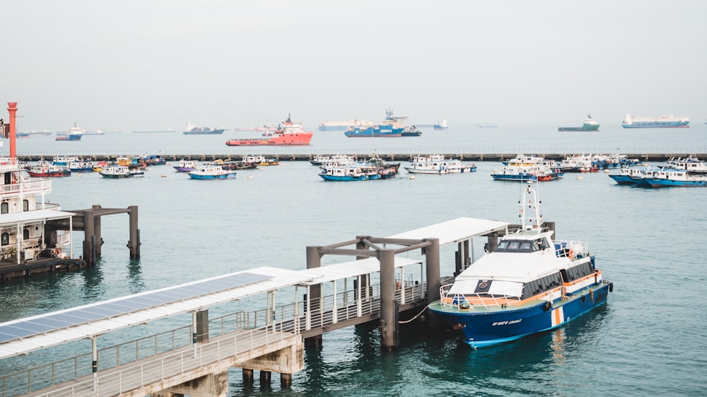 geparkte Yacht neben dem Dock