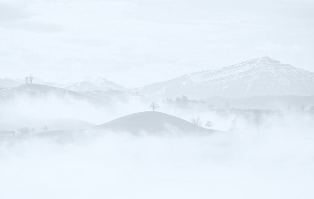 Foto de montañas cubiertas de nieve