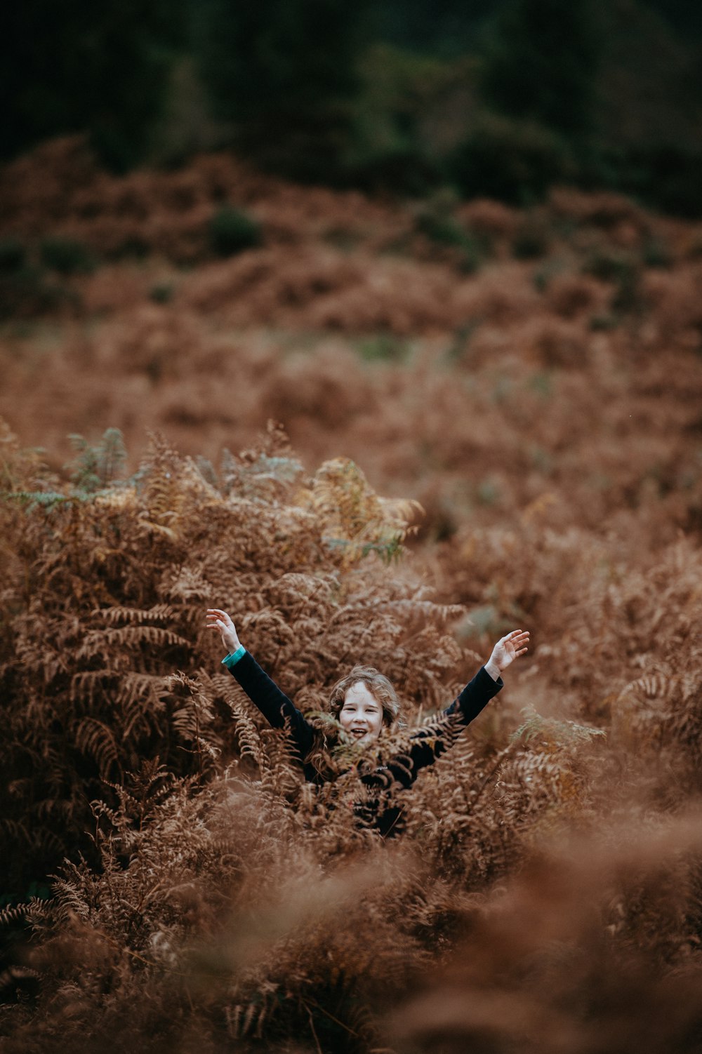 chica en el área de hierba