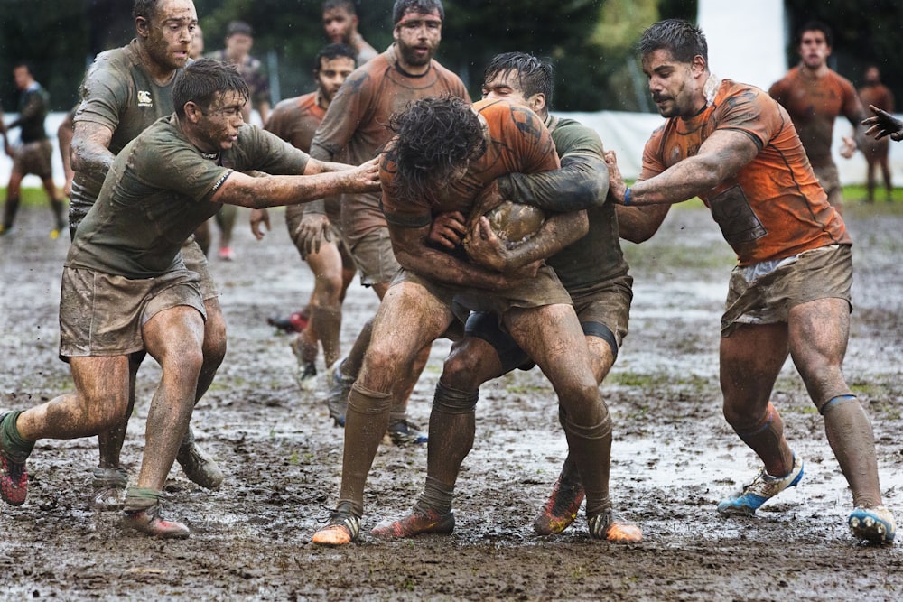 um grupo de homens jogando uma partida de rugby