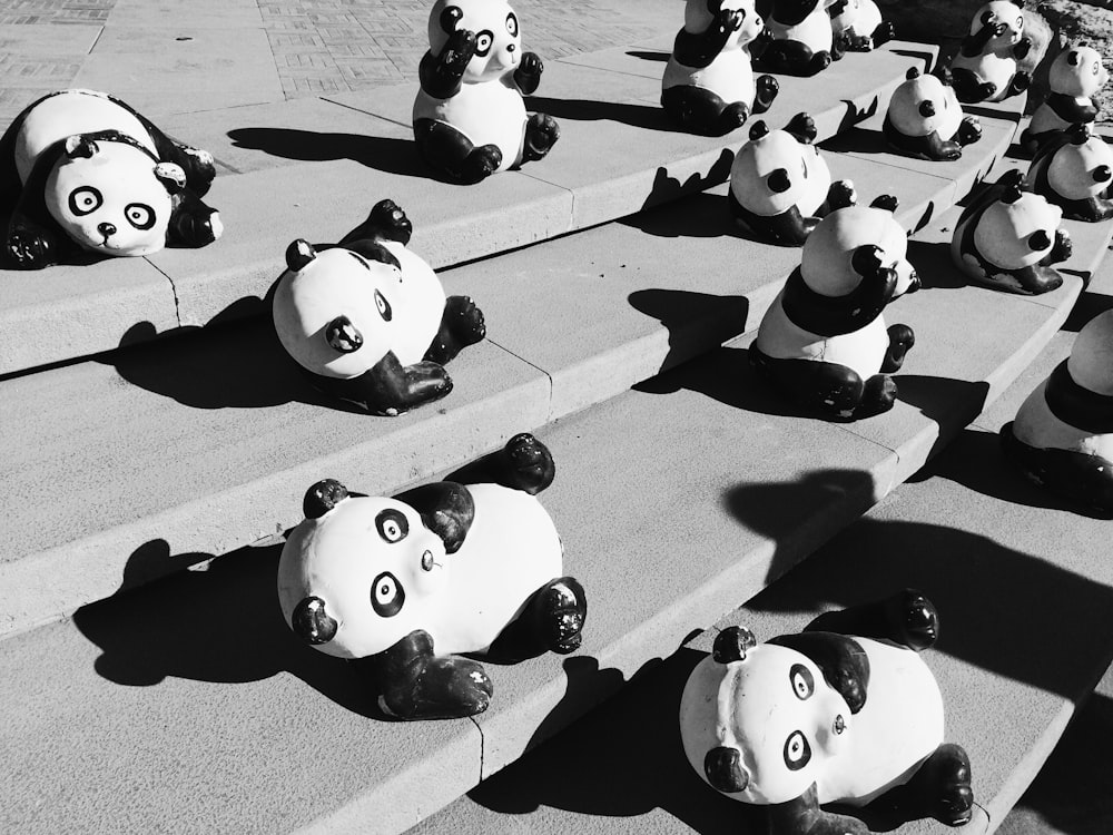 Panda-Statuen auf grauen Betontreppen tagsüber
