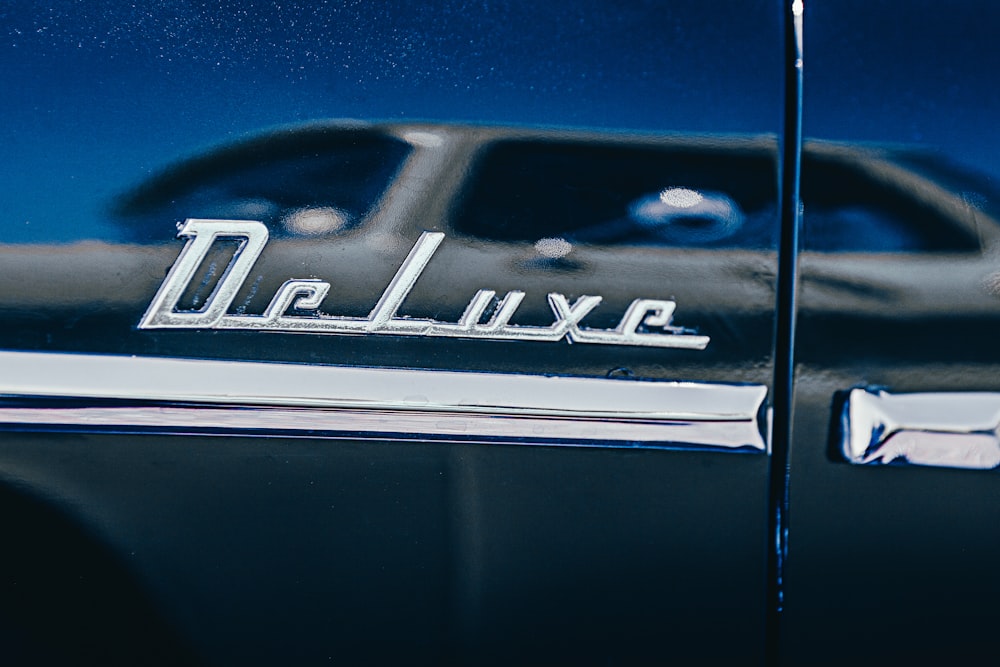 Photographie sélective de mise au point de l’emblème de voiture de luxe chromé