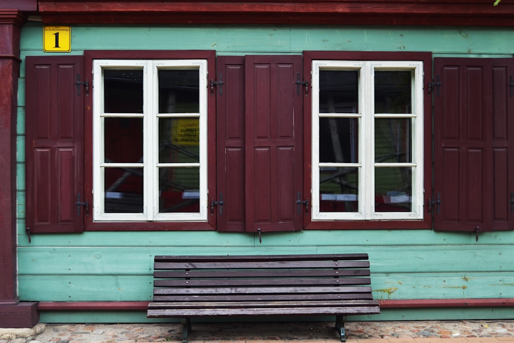 Casa verde azulado con dos ventanas