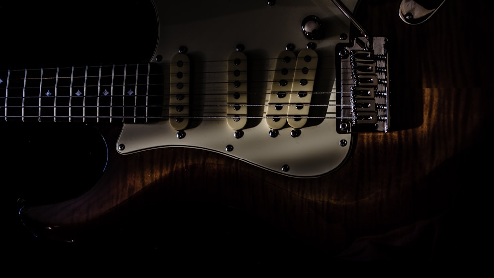 Guitarra eléctrica marrón y blanca