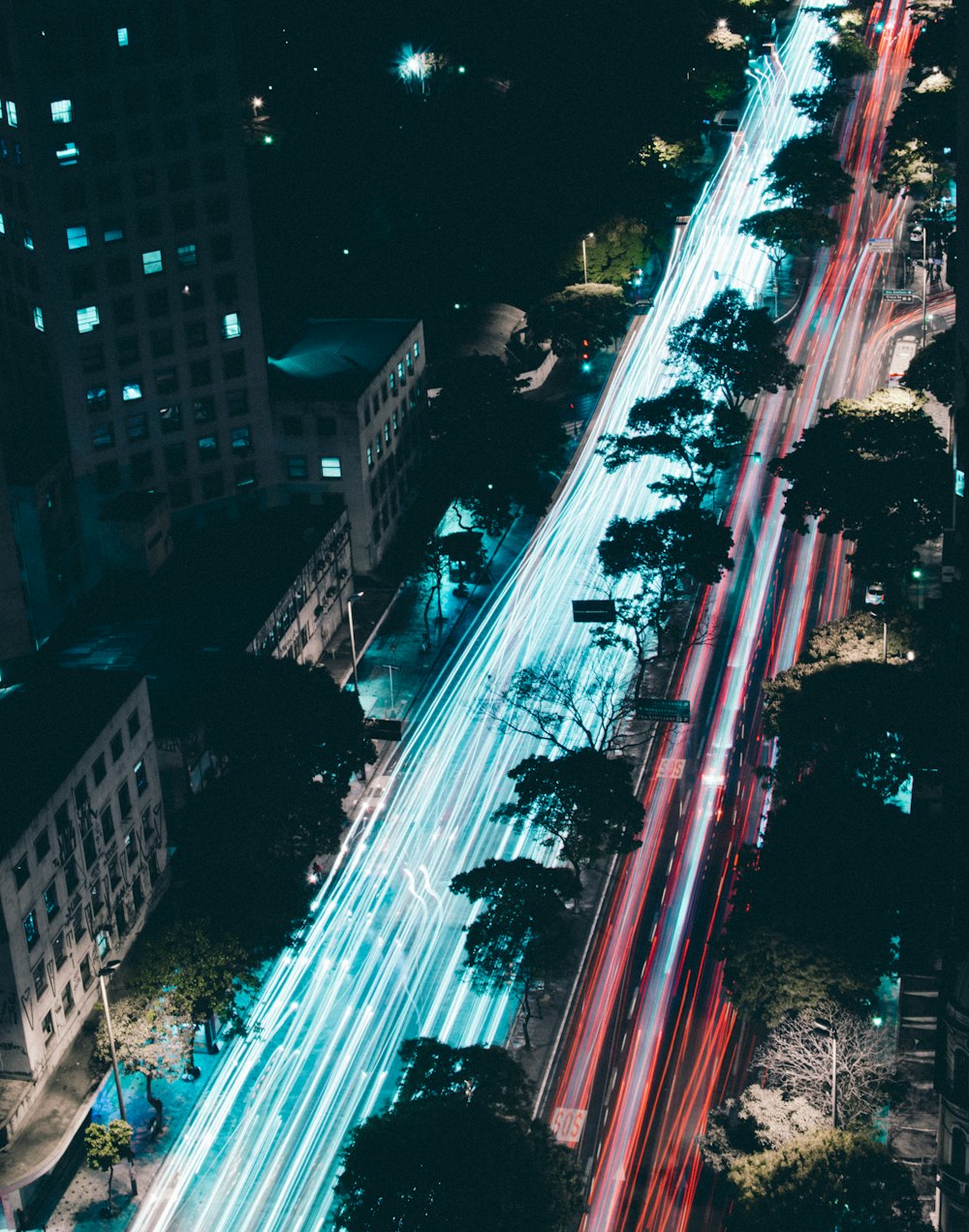 Photographie en accéléré de voitures sur route