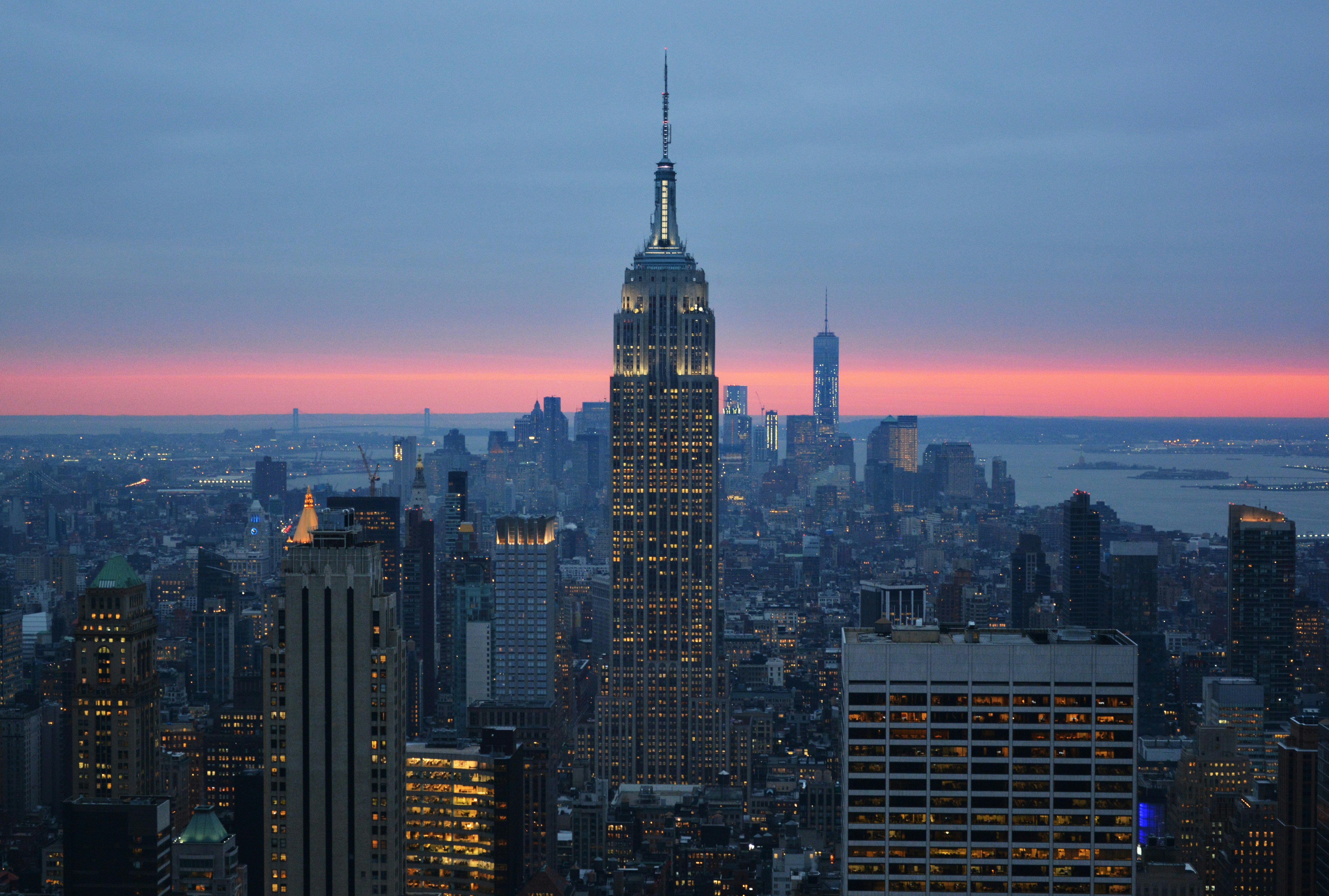 The weather and the light was not any good for taking pictures at New York City on January 2016. Even so, I have a great surprise with the pink / orange color at the horizon when we got up at the Top of The Rock observatory.