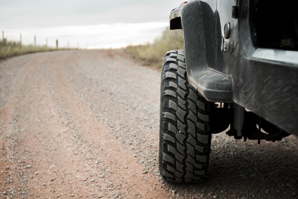 schwarzer Jeep SUV auf steiniger Straße