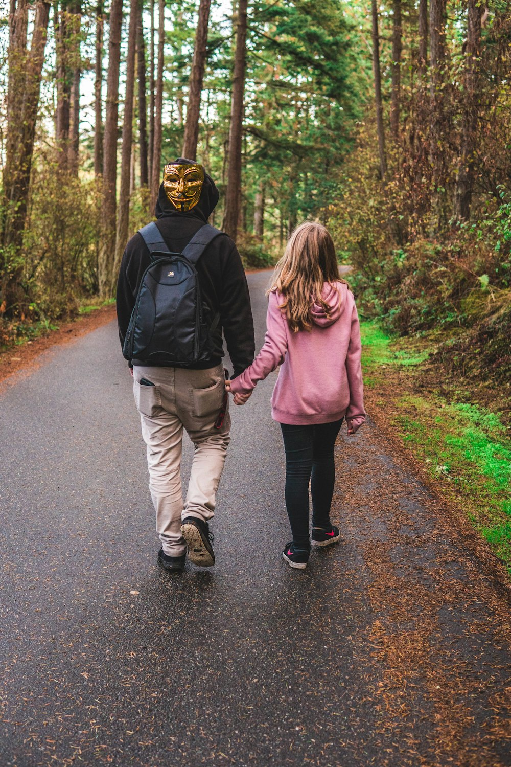 homem e mulher andando na estrada durante o dia