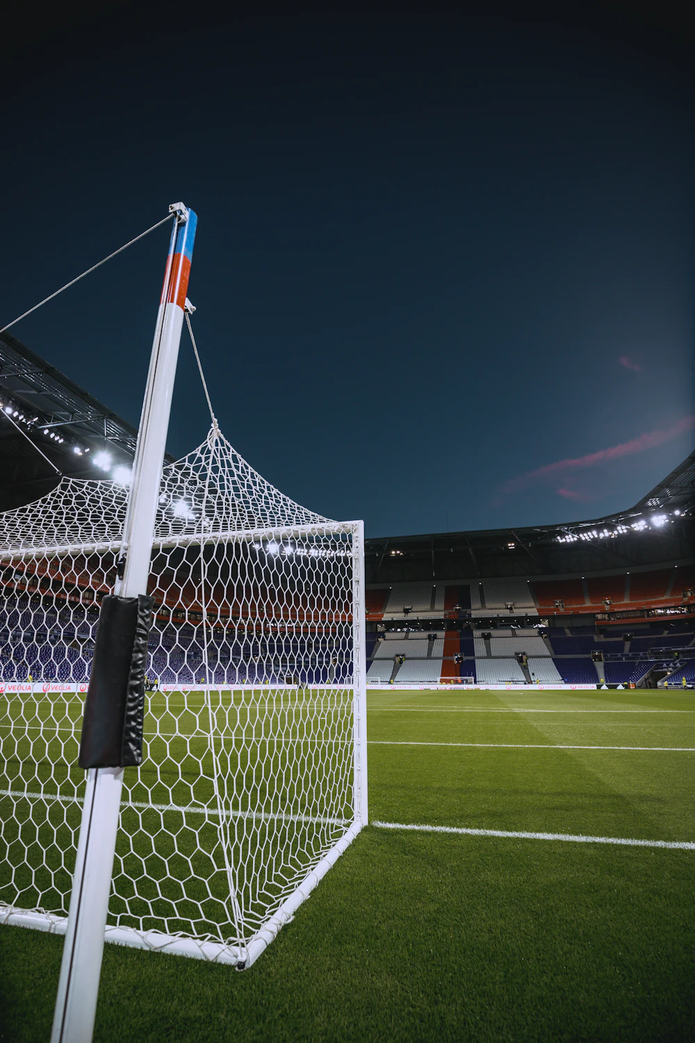 Jaring gawang sepak bola di stadion
