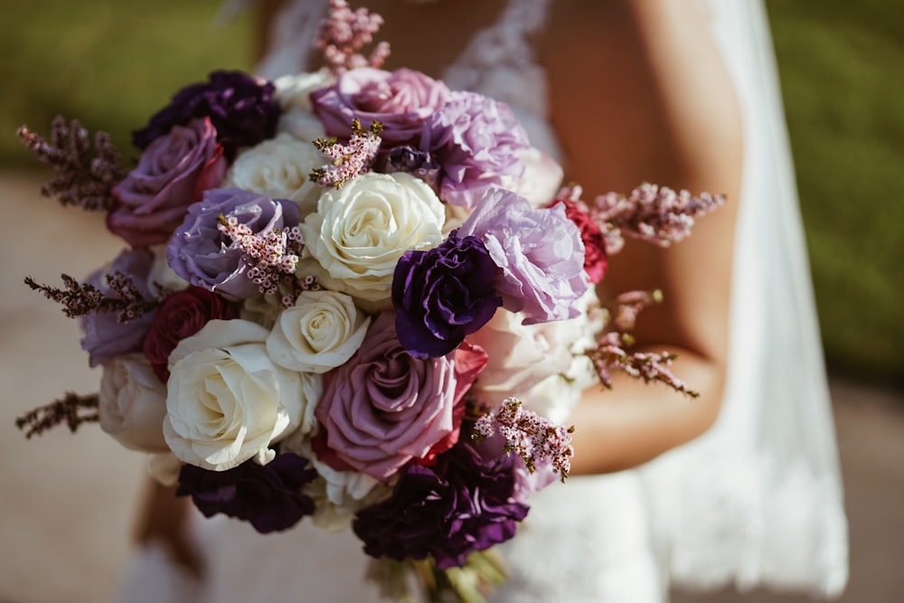 femme tenant un bouquet de roses