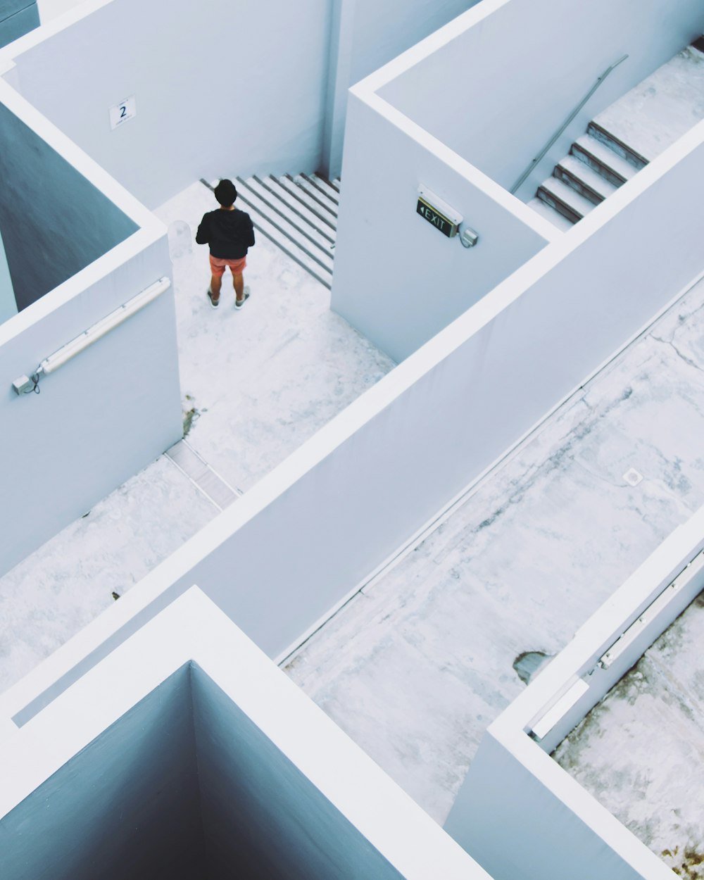 l'uomo in un edificio labirintico