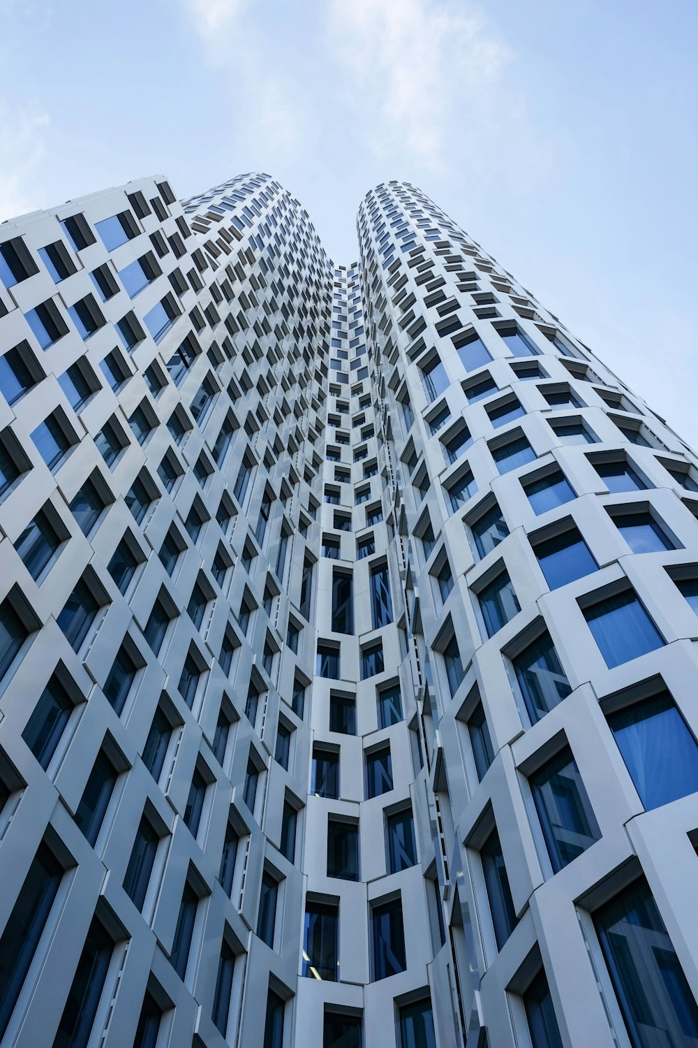 Fotografía de ángulo bajo de un edificio de hormigón blanco