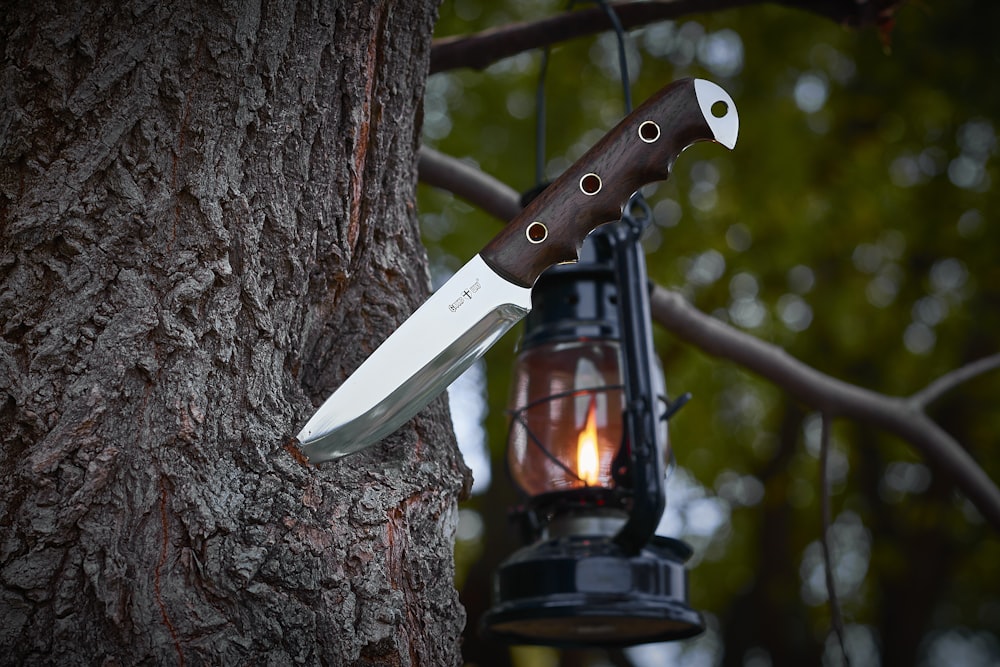 Couteau de combat sur tronc d’arbre
