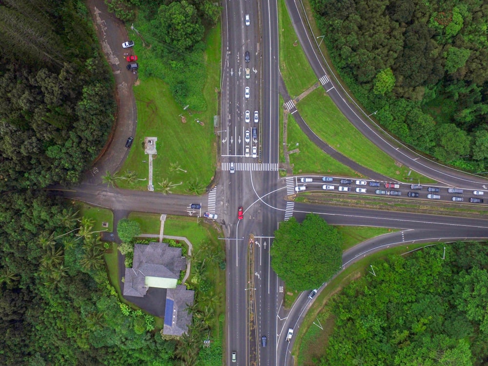 Vista aérea de vias de asfalto cinza faixa de pedestres durante o dia