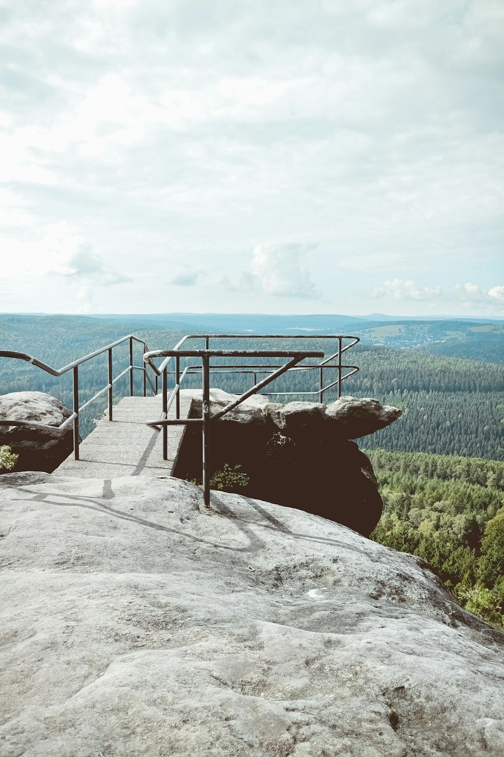 Escalera vacía cerca del bosque