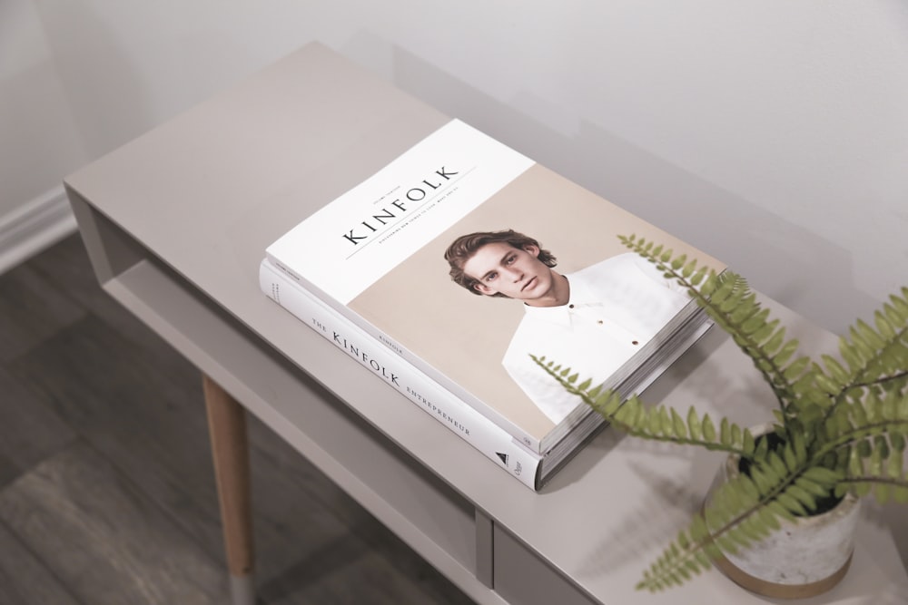 Libro per smartphone Kinfolk su tavolino in legno grigio