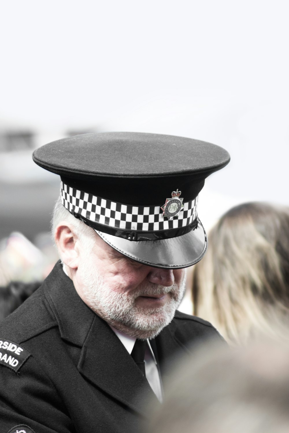 poliziotto che indossa il cappello a picco bianco e nero